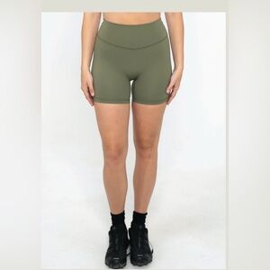 NWT FORM shorts green - Sz. Small
